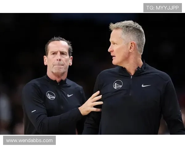 老熟人巴博萨重返赛场 以国王助理教练身份亮相替补席篮球赛场焦点