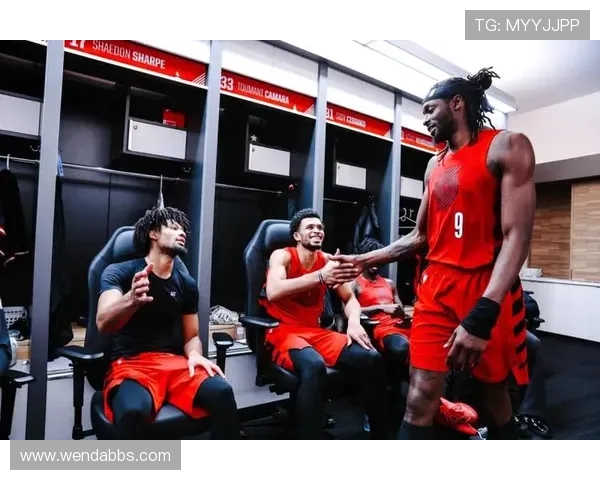 科尔称球队更衣室氛围融洽球员享受并肩作战的快乐展现团队篮球精神与凝聚力